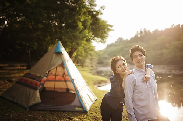 포토 JPG 주간 라이프스타일 커플 여자 남자 호수 여유 커플라이프 데이트 모션 한국 텐트 서기 미소 사람 동양인 상반신 성인 야외 두명 옆모습 30대 햇빛 제주도 기댐 캠핑 한국인 장년만 성인만 국내포토 자연요소 감정 아시아 뷰포인트 관계 레저 표정 캠핑도구 인종 생활 장년 태양 파일형식