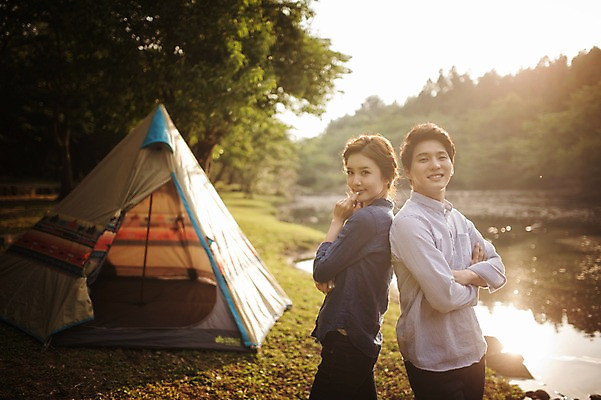 포토 JPG 주간 라이프스타일 커플 여자 남자 호수 여유 커플라이프 데이트 모션 한국 텐트 미소 사람 동양인 상반신 성인 야외 두명 옆모습 30대 제주도 팔짱 캠핑 한국인 등맞대기 장년만 성인만 국내포토 자연요소 감정 아시아 뷰포인트 관계 레저 표정 캠핑도구 인종 생활 장년 파일형식