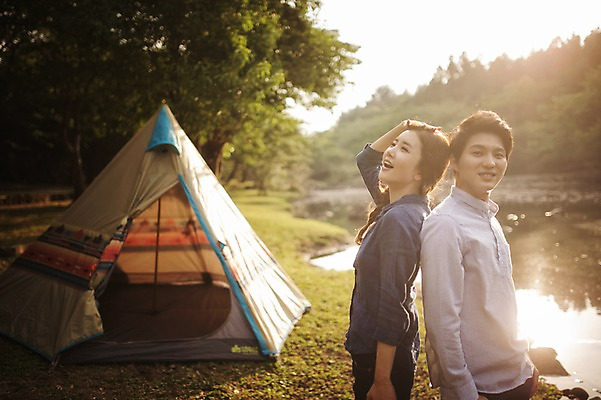 포토 JPG 주간 라이프스타일 커플 여자 남자 호수 여유 커플라이프 데이트 모션 한국 텐트 서기 미소 사람 동양인 손짓 상반신 성인 야외 두명 옆모습 30대 햇빛 제주도 캠핑 한국인 장년만 성인만 국내포토 자연요소 감정 아시아 뷰포인트 관계 레저 표정 캠핑도구 인종 생활 장년 태양 파일형식