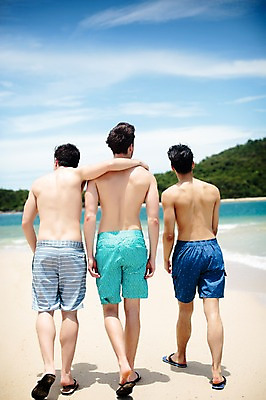 포토 JPG 주간 전신 서양인 외국인 백인 구름 해외기획촬영 라이프스타일 남자 수영복 행복 여유 맨라이프 모션 하늘 어깨동무 함께함 사람 20대 성인 해변 야외 뒷모습 세명 친구 여름휴가 바캉스 걷기 우정 즐거움 열정 2015년태국 남자만 성인남자만 청년만 청년남자만 성인만 국내포토 자연요소 옷 감정 바다 뷰포인트 포즈 컨셉 관계 휴가 인종 청년 생활 파일형식 여름_계절