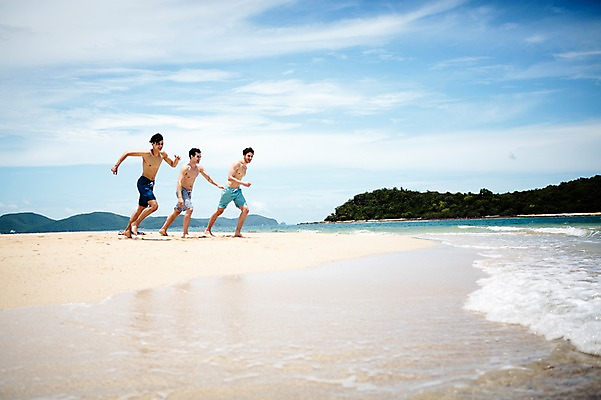 포토 JPG 주간 전신 서양인 외국인 백인 구름 해외기획촬영 라이프스타일 남자 수영복 행복 여유 맨라이프 모션 하늘 함께함 사람 손짓 20대 성인 해변 야외 옆모습 세명 친구 여름휴가 바캉스 달리기 우정 즐거움 열정 2015년태국 남자만 성인남자만 청년만 청년남자만 성인만 국내포토 자연요소 옷 감정 바다 뷰포인트 컨셉 관계 휴가 인종 청년 생활 파일형식 여름_계절