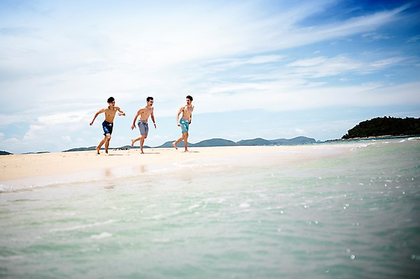 포토 JPG 주간 전신 서양인 외국인 백인 구름 해외기획촬영 라이프스타일 남자 수영복 행복 여유 맨라이프 모션 하늘 함께함 사람 20대 성인 해변 야외 앞모습 세명 친구 여름휴가 바캉스 달리기 우정 즐거움 열정 2015년태국 남자만 성인남자만 청년만 청년남자만 성인만 국내포토 자연요소 옷 감정 바다 뷰포인트 컨셉 관계 휴가 인종 청년 생활 파일형식 여름_계절