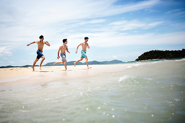 포토 JPG 주간 전신 서양인 외국인 백인 구름 해외기획촬영 라이프스타일 남자 수영복 행복 여유 맨라이프 모션 하늘 함께함 사람 손짓 20대 성인 해변 야외 앞모습 세명 친구 여름휴가 바캉스 달리기 우정 즐거움 열정 2015년태국 남자만 성인남자만 청년만 청년남자만 성인만 국내포토 자연요소 옷 감정 바다 뷰포인트 컨셉 관계 휴가 인종 청년 생활 파일형식 여름_계절
