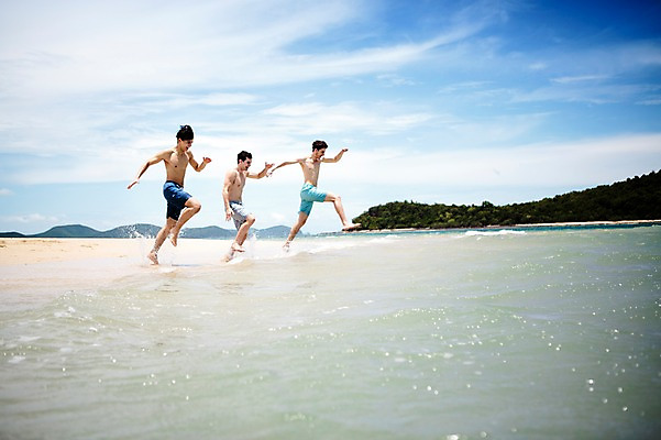 포토 JPG 주간 전신 서양인 외국인 백인 구름 해외기획촬영 라이프스타일 남자 수영복 행복 여유 맨라이프 모션 하늘 함께함 사람 손짓 20대 성인 해변 야외 옆모습 세명 친구 여름휴가 바캉스 달리기 우정 즐거움 열정 2015년태국 남자만 성인남자만 청년만 청년남자만 성인만 국내포토 자연요소 옷 감정 바다 뷰포인트 컨셉 관계 휴가 인종 청년 생활 파일형식 여름_계절