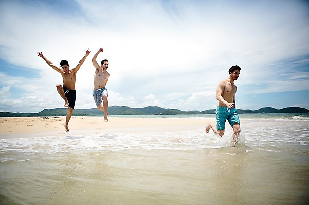 포토 JPG 주간 전신 서양인 외국인 백인 구름 해외기획촬영 라이프스타일 남자 수영복 행복 여유 맨라이프 모션 하늘 함께함 사람 손짓 20대 성인 해변 야외 앞모습 세명 친구 여름휴가 바캉스 달리기 점프 우정 즐거움 열정 2015년태국 남자만 성인남자만 청년만 청년남자만 성인만 국내포토 자연요소 옷 감정 바다 뷰포인트 컨셉 관계 휴가 인종 청년 생활 파일형식 여름_계절