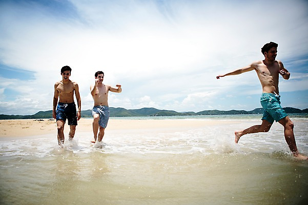 포토 JPG 주간 전신 서양인 외국인 백인 구름 해외기획촬영 라이프스타일 남자 수영복 행복 여유 맨라이프 장난 모션 하늘 함께함 사람 손짓 20대 성인 해변 야외 앞모습 옆모습 세명 친구 여름휴가 바캉스 걷기 우정 즐거움 열정 2015년태국 남자만 성인남자만 청년만 청년남자만 성인만 국내포토 자연요소 옷 감정 바다 뷰포인트 컨셉 관계 휴가 인종 청년 생활 파일형식 여름_계절