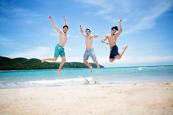 포토 JPG 주간 전신 서양인 외국인 백인 구름 해외기획촬영 라이프스타일 남자 수영복 행복 여유 맨라이프 모션 하늘 함께함 사람 손짓 20대 성인 해변 야외 앞모습 세명 친구 여름휴가 바캉스 점프 우정 즐거움 열정 2015년태국 남자만 성인남자만 청년만 청년남자만 성인만 국내포토 자연요소 옷 감정 바다 뷰포인트 컨셉 관계 휴가 인종 청년 생활 파일형식 여름_계절
