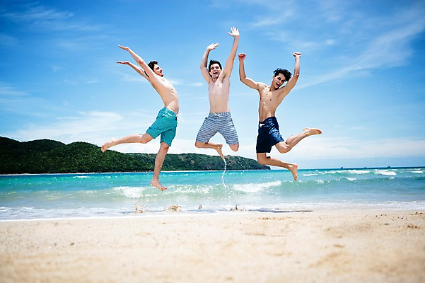 포토 JPG 주간 전신 서양인 외국인 백인 구름 해외기획촬영 라이프스타일 남자 수영복 행복 여유 맨라이프 모션 하늘 함께함 미소 사람 손짓 20대 성인 해변 야외 앞모습 세명 친구 여름휴가 바캉스 점프 우정 즐거움 열정 2015년태국 남자만 성인남자만 청년만 청년남자만 성인만 국내포토 자연요소 옷 감정 바다 뷰포인트 컨셉 관계 휴가 표정 인종 청년 생활 파일형식 여름_계절