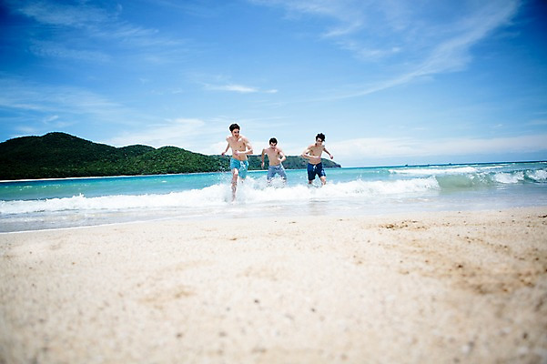 포토 JPG 주간 전신 서양인 외국인 백인 구름 해외기획촬영 라이프스타일 남자 수영복 행복 여유 맨라이프 모션 하늘 함께함 미소 사람 20대 성인 해변 야외 앞모습 세명 친구 여름휴가 바캉스 달리기 우정 즐거움 열정 2015년태국 남자만 성인남자만 청년만 청년남자만 성인만 국내포토 자연요소 옷 감정 바다 뷰포인트 컨셉 관계 휴가 표정 인종 청년 생활 파일형식 여름_계절