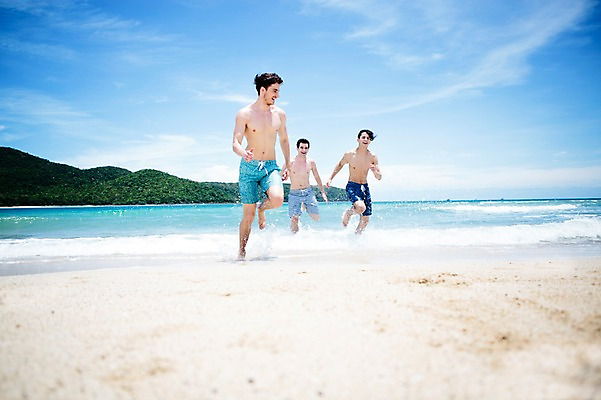 포토 JPG 주간 전신 서양인 외국인 백인 구름 해외기획촬영 라이프스타일 남자 수영복 행복 여유 맨라이프 모션 하늘 함께함 미소 사람 20대 성인 해변 야외 앞모습 세명 친구 여름휴가 바캉스 달리기 우정 즐거움 열정 2015년태국 남자만 성인남자만 청년만 청년남자만 성인만 국내포토 자연요소 옷 감정 바다 뷰포인트 컨셉 관계 휴가 표정 인종 청년 생활 파일형식 여름_계절