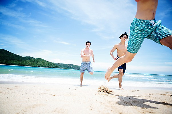 포토 JPG 주간 전신 서양인 외국인 백인 구름 해외기획촬영 라이프스타일 남자 수영복 행복 여유 맨라이프 모션 하늘 함께함 미소 사람 20대 성인 해변 야외 세명 친구 여름휴가 바캉스 달리기 우정 하반신 즐거움 열정 2015년태국 남자만 성인남자만 청년만 청년남자만 성인만 국내포토 자연요소 옷 감정 바다 컨셉 관계 휴가 표정 인종 청년 생활 파일형식 여름_계절
