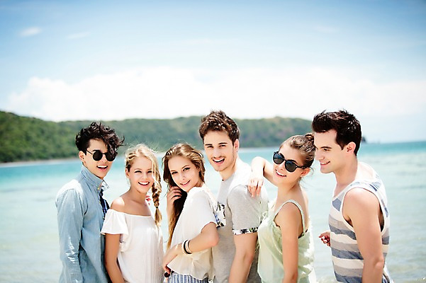 포토 JPG 주간 서양인 외국인 백인 구름 해외기획촬영 커플 여자 남자 행복 모션 하늘 함께함 서기 미소 사람 여러명 상반신 20대 성인 해변 야외 옆모습 친구 여름휴가 바캉스 선글라스 우정 즐거움 열정 2015년태국 청년만 성인만 국내포토 자연요소 감정 안경 바다 뷰포인트 다수 컨셉 관계 휴가 표정 인종 청년 파일형식 여름_계절