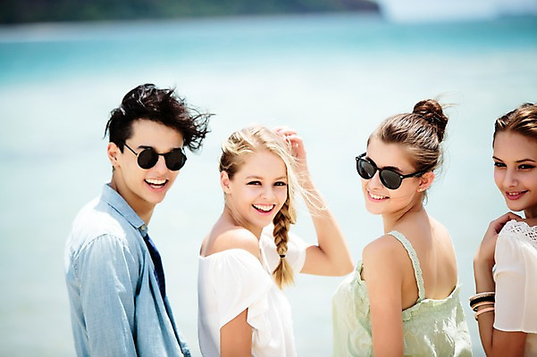 포토 JPG 주간 서양인 외국인 백인 구름 해외기획촬영 커플 여자 남자 행복 모션 하늘 함께함 서기 미소 사람 여러명 상반신 20대 성인 해변 야외 옆모습 친구 여름휴가 바캉스 선글라스 우정 즐거움 열정 2015년태국 청년만 성인만 국내포토 자연요소 감정 안경 바다 뷰포인트 다수 컨셉 관계 휴가 표정 인종 청년 파일형식 여름_계절