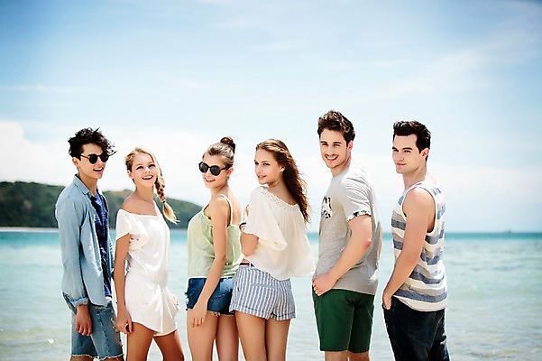 포토 JPG 주간 서양인 외국인 백인 구름 해외기획촬영 커플 여자 남자 행복 모션 하늘 함께함 서기 미소 사람 여러명 상반신 20대 성인 해변 야외 옆모습 친구 여름휴가 바캉스 선글라스 우정 즐거움 열정 2015년태국 청년만 성인만 국내포토 자연요소 감정 안경 바다 뷰포인트 다수 컨셉 관계 휴가 표정 인종 청년 파일형식 여름_계절