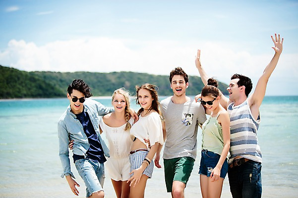 포토 JPG 주간 서양인 외국인 백인 구름 해외기획촬영 커플 여자 남자 행복 허리손 모션 하늘 함께함 서기 미소 사람 손짓 여러명 상반신 20대 성인 해변 야외 앞모습 친구 여름휴가 바캉스 선글라스 우정 즐거움 열정 손뻗기 2015년태국 청년만 성인만 국내포토 자연요소 감정 안경 바다 뷰포인트 포즈 다수 컨셉 관계 휴가 표정 인종 청년 파일형식 여름_계절