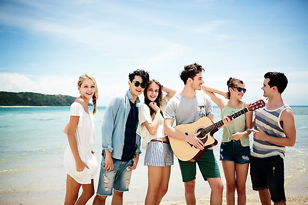 포토 JPG 주간 서양인 외국인 백인 구름 해외기획촬영 커플 여자 남자 연주 모션 하늘 함께함 서기 미소 들기 사람 여러명 상반신 20대 성인 해변 야외 앞모습 친구 여름휴가 바캉스 선글라스 우정 기쁨 기타 즐거움 열정 2015년태국 청년만 성인만 국내포토 자연요소 감정 안경 음악 바다 뷰포인트 다수 컨셉 관계 현악기 휴가 표정 인종 청년 파일형식 여름_계절