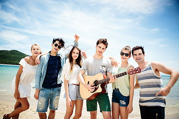 포토 JPG 주간 서양인 외국인 백인 구름 해외기획촬영 커플 여자 남자 악기 허리손 연주 모션 하늘 함께함 서기 미소 들기 사람 손짓 여러명 상반신 20대 성인 해변 야외 앞모습 친구 여름휴가 바캉스 선글라스 우정 기쁨 기타 가리킴 즐거움 열정 2015년태국 청년만 성인만 국내포토 자연요소 감정 안경 음악 바다 뷰포인트 포즈 다수 컨셉 관계 현악기 휴가 표정 인종 청년 파일형식 여름_계절