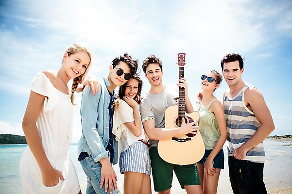 포토 JPG 주간 서양인 외국인 백인 구름 해외기획촬영 커플 여자 남자 모션 하늘 함께함 서기 미소 들기 사람 여러명 상반신 20대 성인 해변 야외 앞모습 친구 여름휴가 바캉스 선글라스 우정 기쁨 기타 즐거움 열정 2015년태국 청년만 성인만 국내포토 자연요소 감정 안경 바다 뷰포인트 다수 컨셉 관계 현악기 휴가 표정 인종 청년 파일형식 여름_계절