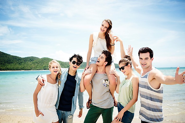 포토 JPG 주간 서양인 외국인 백인 구름 해외기획촬영 커플 여자 남자 행복 모션 하늘 함께함 서기 미소 사람 손짓 여러명 상반신 20대 성인 해변 야외 앞모습 친구 여름휴가 바캉스 선글라스 우정 목말 즐거움 열정 2015년태국 청년만 성인만 국내포토 자연요소 감정 안경 바다 뷰포인트 다수 컨셉 관계 휴가 표정 인종 청년 파일형식 여름_계절