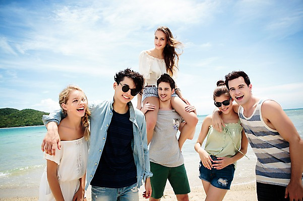 포토 JPG 주간 서양인 외국인 백인 구름 해외기획촬영 커플 여자 남자 행복 모션 하늘 함께함 서기 미소 사람 여러명 상반신 20대 성인 해변 야외 앞모습 친구 여름휴가 바캉스 선글라스 우정 즐거움 열정 2015년태국 청년만 성인만 국내포토 자연요소 감정 안경 바다 뷰포인트 다수 컨셉 관계 휴가 표정 인종 청년 파일형식 여름_계절