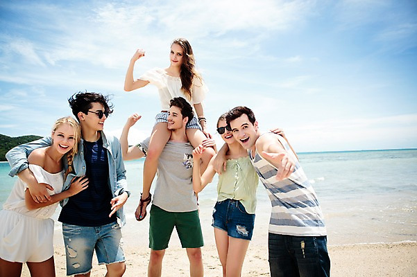 포토 JPG 주간 서양인 외국인 백인 구름 해외기획촬영 커플 여자 남자 행복 모션 하늘 함께함 서기 미소 사람 손짓 여러명 상반신 20대 성인 해변 야외 앞모습 친구 여름휴가 바캉스 선글라스 우정 목말 즐거움 열정 2015년태국 청년만 성인만 국내포토 자연요소 감정 안경 바다 뷰포인트 다수 컨셉 관계 휴가 표정 인종 청년 파일형식 여름_계절