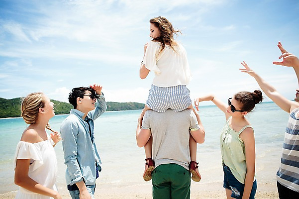 포토 JPG 주간 서양인 외국인 백인 구름 해외기획촬영 커플 여자 남자 행복 모션 하늘 함께함 서기 미소 사람 손짓 여러명 상반신 20대 성인 해변 야외 옆모습 뒷모습 친구 여름휴가 바캉스 선글라스 우정 목말 즐거움 열정 2015년태국 청년만 성인만 국내포토 자연요소 감정 안경 바다 뷰포인트 다수 컨셉 관계 휴가 표정 인종 청년 파일형식 여름_계절