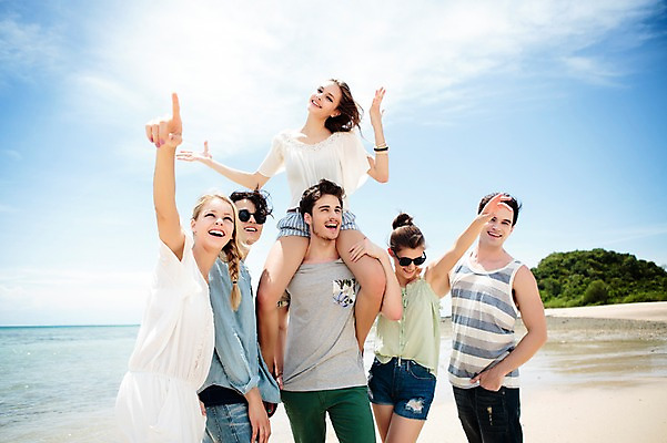 포토 JPG 주간 서양인 외국인 백인 구름 해외기획촬영 커플 응시 여자 남자 행복 모션 하늘 함께함 서기 미소 사람 손짓 여러명 상반신 20대 성인 해변 야외 앞모습 친구 여름휴가 바캉스 선글라스 우정 가리킴 목말 즐거움 열정 2015년태국 청년만 성인만 국내포토 자연요소 시선 감정 안경 바다 뷰포인트 다수 컨셉 관계 휴가 표정 인종 청년 파일형식 여름_계절