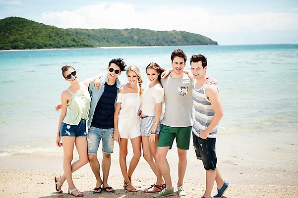 포토 JPG 주간 전신 서양인 외국인 백인 구름 해외기획촬영 커플 응시 여자 남자 행복 모션 하늘 어깨동무 함께함 서기 미소 사람 여러명 20대 성인 해변 야외 앞모습 친구 여름휴가 바캉스 선글라스 우정 즐거움 열정 2015년태국 청년만 성인만 국내포토 자연요소 시선 감정 안경 바다 뷰포인트 포즈 다수 컨셉 관계 휴가 표정 인종 청년 파일형식 여름_계절