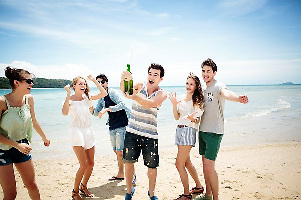 포토 JPG 주간 전신 서양인 외국인 백인 구름 해외기획촬영 커플 여자 남자 모션 하늘 함께함 서기 미소 들기 사람 여러명 20대 성인 해변 야외 앞모습 친구 여름휴가 바캉스 선글라스 우정 기쁨 샴페인 즐거움 열정 2015년태국 청년만 성인만 국내포토 자연요소 감정 안경 바다 뷰포인트 다수 컨셉 관계 휴가 주류 표정 인종 청년 파일형식 여름_계절