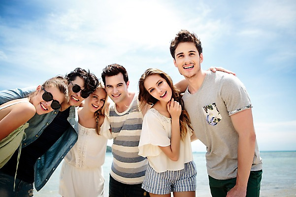 포토 JPG 주간 서양인 외국인 백인 구름 해외기획촬영 커플 여자 남자 행복 모션 하늘 어깨동무 함께함 서기 미소 사람 여러명 상반신 20대 성인 해변 야외 앞모습 친구 여름휴가 바캉스 선글라스 우정 즐거움 열정 2015년태국 청년만 성인만 국내포토 자연요소 감정 안경 바다 뷰포인트 포즈 다수 컨셉 관계 휴가 표정 인종 청년 파일형식 여름_계절