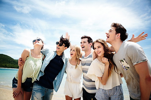 포토 JPG 주간 서양인 외국인 백인 구름 해외기획촬영 커플 응시 여자 남자 행복 모션 하늘 어깨동무 함께함 서기 미소 사람 여러명 상반신 20대 성인 해변 야외 앞모습 친구 여름휴가 바캉스 선글라스 우정 즐거움 열정 2015년태국 청년만 성인만 국내포토 자연요소 시선 감정 안경 바다 뷰포인트 포즈 다수 컨셉 관계 휴가 표정 인종 청년 파일형식 여름_계절