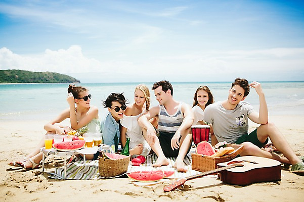 포토 JPG 주간 전신 서양인 외국인 백인 해외기획촬영 커플 여자 남자 음료 악기 음식 과일 모션 수박 맥주 함께함 미소 사람 앉기 여러명 20대 성인 해변 야외 앞모습 친구 여름휴가 바캉스 선글라스 우정 기쁨 기타 즐거움 돗자리 열정 젬베 2015년태국 청년만 성인만 국내포토 자연요소 감정 안경 음악 바다 뷰포인트 다수 컨셉 관계 현악기 휴가 주류 표정 인종 청년 파일형식 여름_계절