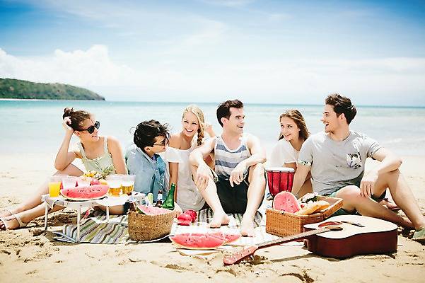 포토 JPG 주간 전신 서양인 외국인 백인 해외기획촬영 커플 여자 남자 음료 악기 음식 과일 모션 수박 맥주 함께함 미소 사람 앉기 여러명 20대 성인 해변 야외 앞모습 친구 여름휴가 바캉스 선글라스 우정 기쁨 기타 즐거움 돗자리 열정 젬베 2015년태국 청년만 성인만 국내포토 자연요소 감정 안경 음악 바다 뷰포인트 다수 컨셉 관계 현악기 휴가 주류 표정 인종 청년 파일형식 여름_계절