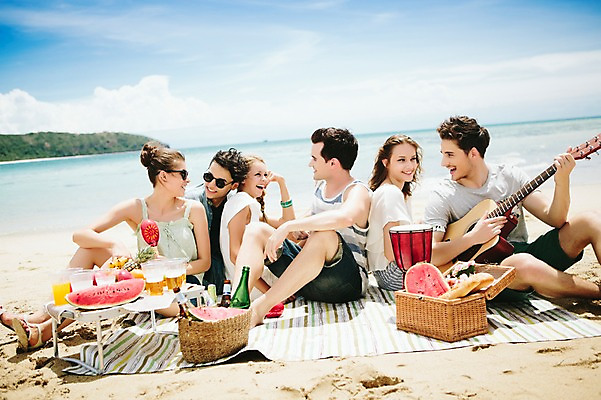 포토 JPG 주간 전신 서양인 외국인 백인 해외기획촬영 커플 여자 남자 음료 악기 음식 과일 모션 수박 맥주 함께함 미소 들기 사람 앉기 여러명 20대 성인 해변 야외 앞모습 친구 여름휴가 바캉스 선글라스 우정 기쁨 기타 즐거움 돗자리 열정 젬베 2015년태국 청년만 성인만 국내포토 자연요소 감정 안경 음악 바다 뷰포인트 다수 컨셉 관계 현악기 휴가 주류 표정 인종 청년 파일형식 여름_계절