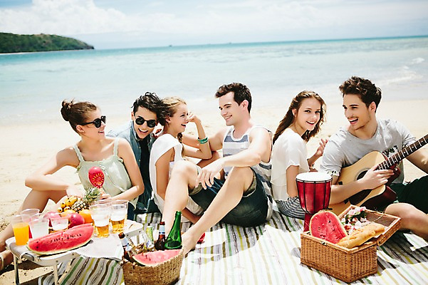 포토 JPG 주간 전신 서양인 외국인 백인 해외기획촬영 커플 여자 남자 음료 악기 음식 과일 모션 수박 맥주 함께함 미소 들기 사람 앉기 여러명 20대 성인 해변 야외 앞모습 친구 여름휴가 바캉스 선글라스 우정 기쁨 기타 즐거움 돗자리 열정 젬베 2015년태국 청년만 성인만 국내포토 자연요소 감정 안경 음악 바다 뷰포인트 다수 컨셉 관계 현악기 휴가 주류 표정 인종 청년 파일형식 여름_계절