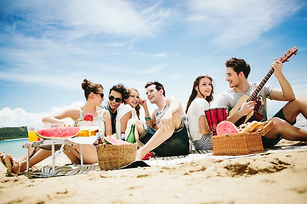 포토 JPG 주간 전신 서양인 외국인 백인 해외기획촬영 커플 여자 남자 음료 악기 음식 과일 모션 수박 함께함 미소 들기 사람 앉기 여러명 20대 성인 해변 야외 앞모습 친구 여름휴가 바캉스 선글라스 우정 기쁨 기타 즐거움 돗자리 열정 젬베 2015년태국 청년만 성인만 국내포토 자연요소 감정 안경 음악 바다 뷰포인트 다수 컨셉 관계 현악기 휴가 표정 인종 청년 파일형식 여름_계절