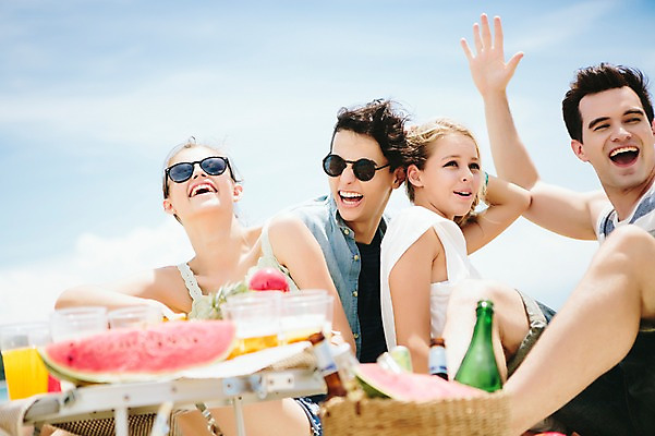 포토 JPG 주간 서양인 외국인 백인 해외기획촬영 커플 여자 남자 음료 음식 과일 모션 수박 함께함 미소 사람 앉기 손짓 여러명 상반신 20대 성인 해변 야외 앞모습 친구 여름휴가 바캉스 선글라스 우정 기쁨 즐거움 돗자리 열정 2015년태국 청년만 성인만 국내포토 자연요소 감정 안경 바다 뷰포인트 다수 컨셉 관계 휴가 표정 인종 청년 파일형식 여름_계절