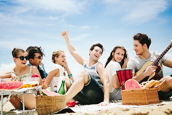 포토 JPG 주간 전신 서양인 외국인 백인 해외기획촬영 커플 여자 남자 악기 음식 과일 모션 수박 함께함 미소 들기 사람 앉기 손짓 여러명 20대 성인 해변 야외 앞모습 옆모습 친구 여름휴가 바캉스 선글라스 우정 기쁨 기타 즐거움 돗자리 열정 젬베 2015년태국 청년만 성인만 국내포토 자연요소 감정 안경 음악 바다 뷰포인트 다수 컨셉 관계 현악기 휴가 표정 인종 청년 파일형식 여름_계절