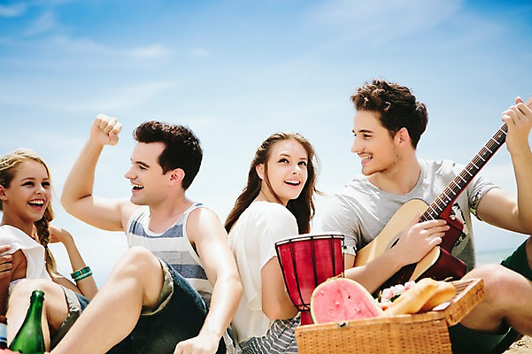 포토 JPG 주간 서양인 외국인 백인 해외기획촬영 커플 여자 남자 악기 음식 과일 모션 수박 함께함 미소 들기 사람 앉기 여러명 상반신 20대 성인 해변 야외 앞모습 옆모습 친구 여름휴가 바캉스 바구니 우정 기쁨 기타 즐거움 열정 젬베 2015년태국 청년만 성인만 국내포토 자연요소 감정 음악 바다 뷰포인트 다수 컨셉 관계 현악기 휴가 표정 인종 청년 파일형식 여름_계절