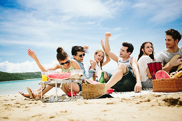 포토 JPG 주간 전신 서양인 외국인 백인 해외기획촬영 커플 여자 남자 악기 음식 과일 모션 수박 함께함 미소 들기 사람 앉기 손짓 여러명 20대 성인 해변 야외 앞모습 친구 여름휴가 바캉스 선글라스 우정 기쁨 기타 즐거움 돗자리 열정 젬베 2015년태국 청년만 성인만 국내포토 자연요소 감정 안경 음악 바다 뷰포인트 다수 컨셉 관계 현악기 휴가 표정 인종 청년 파일형식 여름_계절