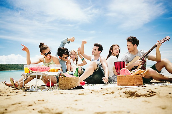 포토 JPG 주간 전신 서양인 외국인 백인 해외기획촬영 커플 여자 남자 악기 음식 과일 모션 수박 함께함 미소 들기 사람 앉기 손짓 여러명 20대 성인 해변 야외 앞모습 친구 여름휴가 바캉스 선글라스 주먹 우정 기쁨 기타 가리킴 즐거움 돗자리 열정 젬베 2015년태국 청년만 성인만 국내포토 자연요소 감정 안경 음악 바다 뷰포인트 다수 컨셉 관계 현악기 휴가 표정 인종 청년 파일형식 여름_계절