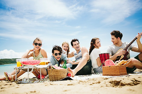 포토 JPG 주간 전신 서양인 외국인 백인 해외기획촬영 커플 여자 남자 악기 음식 과일 모션 수박 함께함 미소 들기 사람 앉기 여러명 20대 성인 해변 야외 앞모습 친구 여름휴가 바캉스 선글라스 우정 기쁨 기타 즐거움 돗자리 열정 젬베 2015년태국 청년만 성인만 국내포토 자연요소 감정 안경 음악 바다 뷰포인트 다수 컨셉 관계 현악기 휴가 표정 인종 청년 파일형식 여름_계절