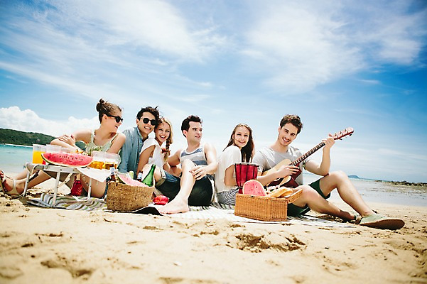 포토 JPG 주간 전신 서양인 외국인 백인 해외기획촬영 커플 여자 남자 악기 음식 과일 모션 수박 함께함 미소 들기 사람 앉기 여러명 20대 성인 해변 야외 앞모습 친구 여름휴가 바캉스 선글라스 우정 기쁨 기타 즐거움 돗자리 열정 젬베 2015년태국 청년만 성인만 국내포토 자연요소 감정 안경 음악 바다 뷰포인트 다수 컨셉 관계 현악기 휴가 표정 인종 청년 파일형식 여름_계절