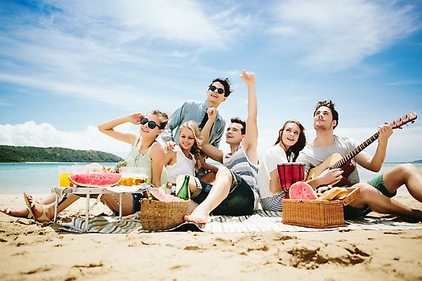 포토 JPG 주간 전신 서양인 외국인 백인 해외기획촬영 커플 응시 여자 남자 악기 음식 과일 모션 수박 함께함 미소 들기 사람 앉기 손짓 여러명 20대 성인 해변 야외 앞모습 친구 여름휴가 바캉스 선글라스 우정 기쁨 기타 가리킴 즐거움 돗자리 열정 젬베 2015년태국 청년만 성인만 국내포토 자연요소 시선 감정 안경 음악 바다 뷰포인트 다수 컨셉 관계 현악기 휴가 표정 인종 청년 파일형식 여름_계절