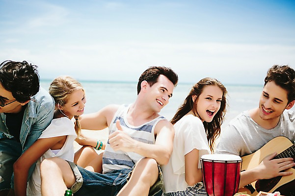 포토 JPG 주간 서양인 외국인 백인 해외기획촬영 커플 응시 여자 남자 악기 모션 함께함 미소 사람 앉기 여러명 상반신 20대 성인 해변 야외 앞모습 옆모습 친구 여름휴가 바캉스 우정 기쁨 기타 즐거움 돗자리 열정 젬베 2015년태국 청년만 성인만 국내포토 자연요소 시선 감정 음악 바다 뷰포인트 다수 컨셉 관계 현악기 휴가 표정 인종 청년 파일형식 여름_계절