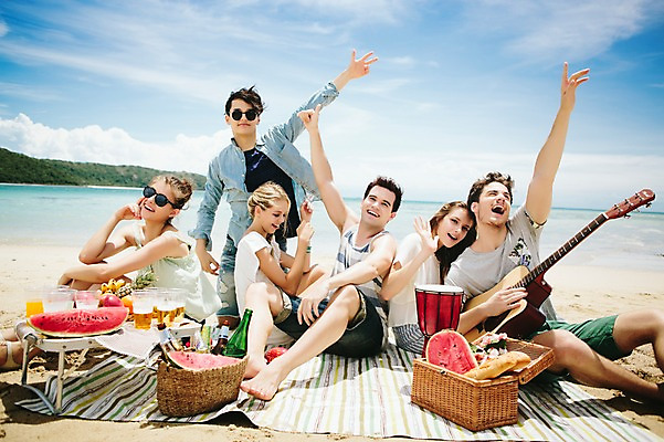 포토 JPG 주간 전신 서양인 외국인 백인 해외기획촬영 커플 여자 남자 악기 음식 과일 모션 수박 함께함 미소 들기 사람 앉기 손짓 여러명 20대 성인 해변 야외 앞모습 친구 여름휴가 바캉스 선글라스 우정 기쁨 기타 즐거움 돗자리 열정 손뻗기 젬베 2015년태국 청년만 성인만 국내포토 자연요소 감정 안경 음악 바다 뷰포인트 다수 컨셉 관계 현악기 휴가 표정 인종 청년 파일형식 여름_계절