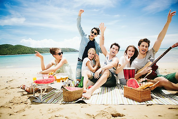 포토 JPG 주간 전신 서양인 외국인 백인 해외기획촬영 커플 여자 남자 악기 음식 과일 모션 수박 함께함 미소 사람 앉기 손짓 여러명 20대 성인 해변 야외 앞모습 친구 여름휴가 바캉스 선글라스 우정 기쁨 기타 즐거움 돗자리 열정 손뻗기 젬베 2015년태국 청년만 성인만 국내포토 자연요소 감정 안경 음악 바다 뷰포인트 다수 컨셉 관계 현악기 휴가 표정 인종 청년 파일형식 여름_계절