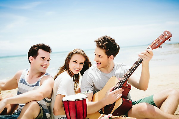 포토 JPG 주간 서양인 외국인 백인 해외기획촬영 커플 여자 남자 악기 모션 함께함 미소 들기 사람 앉기 상반신 20대 성인 해변 야외 옆모습 세명 친구 여름휴가 바캉스 우정 기쁨 기타 즐거움 돗자리 열정 젬베 2015년태국 청년만 성인만 국내포토 자연요소 감정 음악 바다 뷰포인트 컨셉 관계 현악기 휴가 표정 인종 청년 파일형식 여름_계절