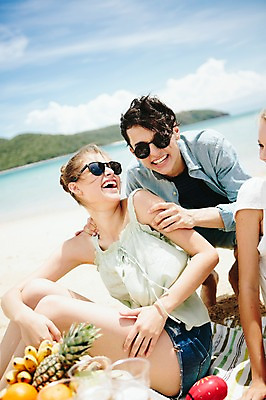 포토 JPG 주간 서양인 외국인 백인 해외기획촬영 커플 여자 남자 음식 과일 모션 함께함 미소 사람 앉기 상반신 20대 성인 해변 야외 두명 앞모습 친구 여름휴가 바캉스 선글라스 우정 기쁨 즐거움 돗자리 열정 2015년태국 청년만 성인만 국내포토 자연요소 감정 안경 바다 뷰포인트 컨셉 관계 휴가 표정 인종 청년 파일형식 여름_계절