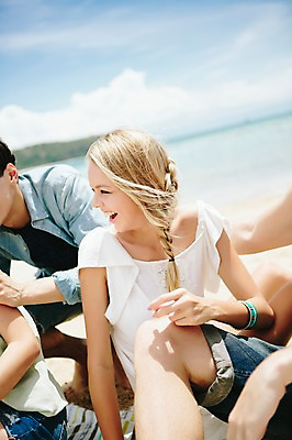 포토 JPG 주간 서양인 외국인 백인 해외기획촬영 커플 응시 여자 남자 음식 모션 함께함 미소 사람 앉기 상반신 20대 성인 해변 야외 두명 앞모습 옆모습 친구 여름휴가 바캉스 우정 기쁨 즐거움 돗자리 열정 2015년태국 청년만 성인만 국내포토 자연요소 시선 감정 바다 뷰포인트 컨셉 관계 휴가 표정 인종 청년 파일형식 여름_계절